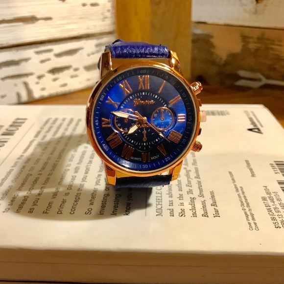 Luxury Fashion Faux Leather Analog Quartz Watch - Picture 3 of 5